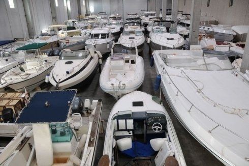 Un sacco di barche sono allineate in un magazzino