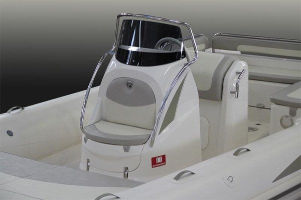 Una barca bianca con un volante e un parabrezza