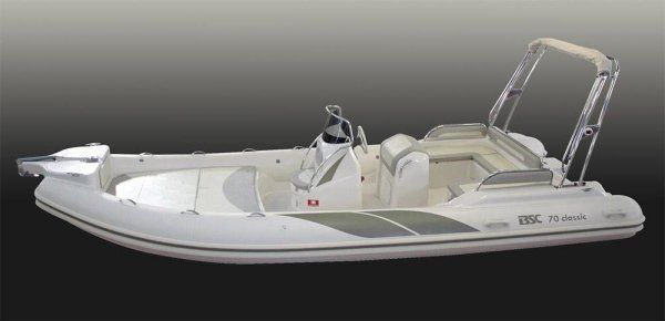 Una piccola barca bianca con un volante sopra