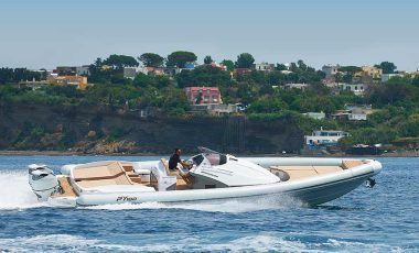 Una barca galleggia sulla superficie di uno specchio d'acqua.