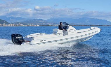 Una barca bianca galleggia sulla superficie di uno specchio d'acqua.