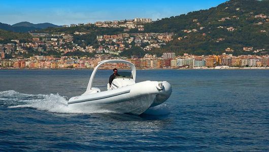 Un uomo sta viaggiando su una barca nell'oceano.