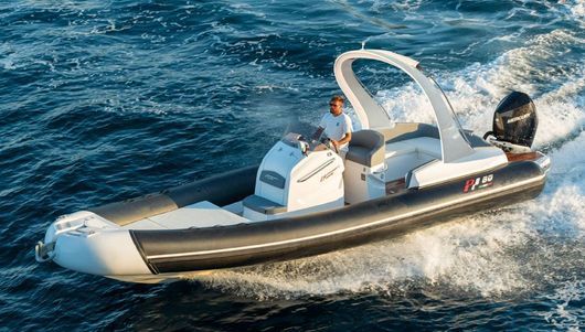 Un uomo sta guidando una barca nell'oceano.