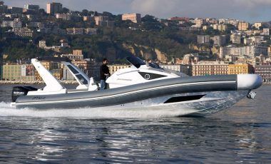 Una barca galleggia su uno specchio d'acqua con una città sullo sfondo.