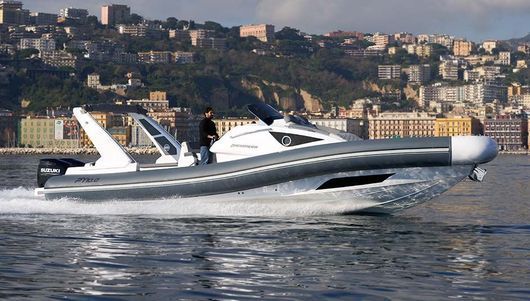 Una barca galleggia su uno specchio d'acqua con una città sullo sfondo.