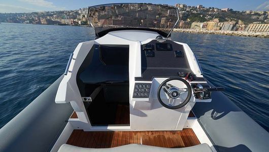 Una barca galleggia sulla superficie di uno specchio d'acqua.