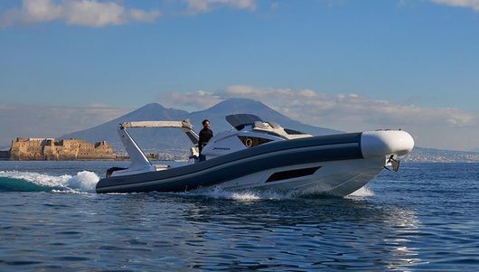 Una barca galleggia su uno specchio d'acqua con una montagna sullo sfondo.
