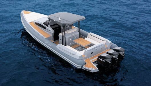 Una barca galleggia sulla superficie di uno specchio d'acqua.