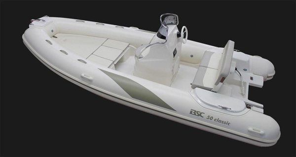 Un gommone bianco con la scritta aquila sul lato