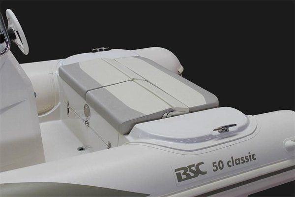 Una barca classica tsc 50 bianca con una scatola sul retro