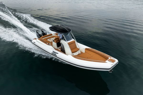 Un bagno su una barca con lavandino e water.