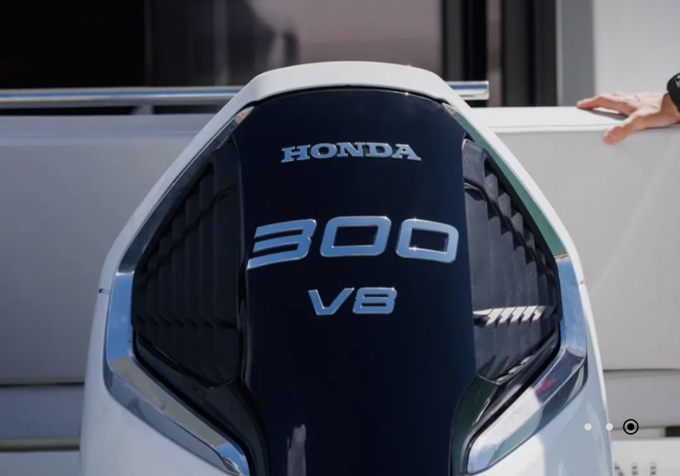Un motore fuoribordo Honda bianco galleggia nell'acqua
