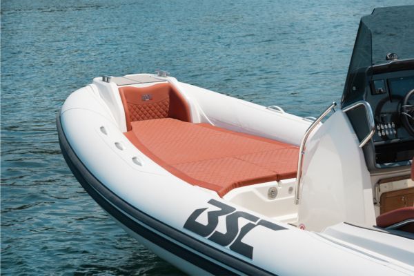 Un bagno su una barca con lavandino e water.