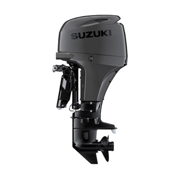 Un motore fuoribordo Suzuki è mostrato su uno sfondo bianco.