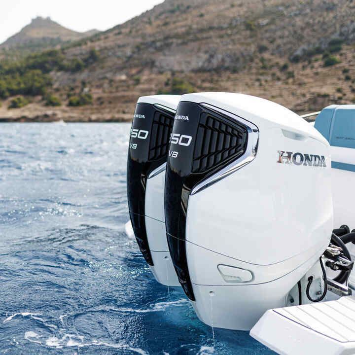 Due motori fuoribordo Honda sono su una barca in acqua