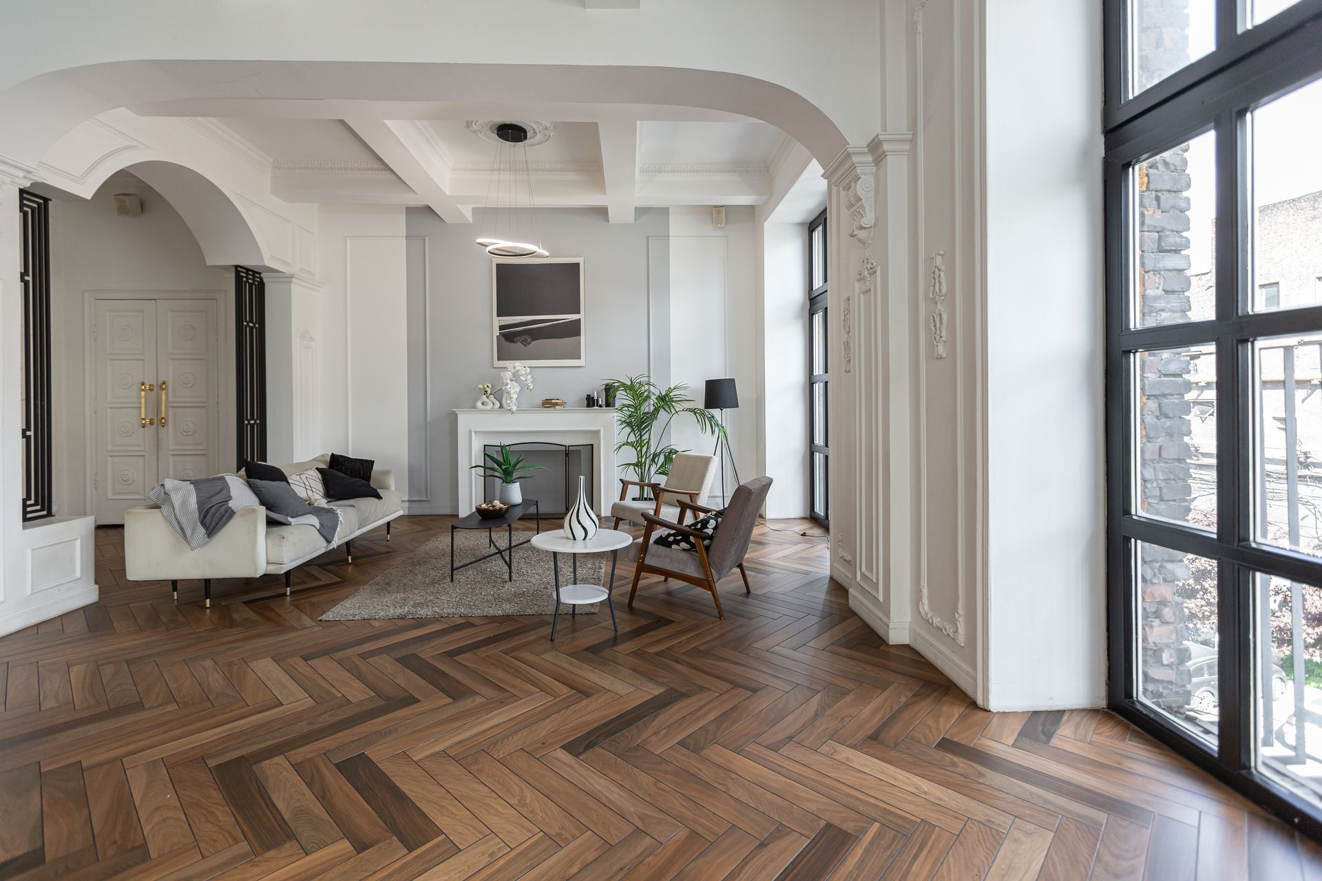 Salle de bains moderne avec douche à l'italienne, baignoire îlot, double vasque, meubles en bois et puits de lumière.