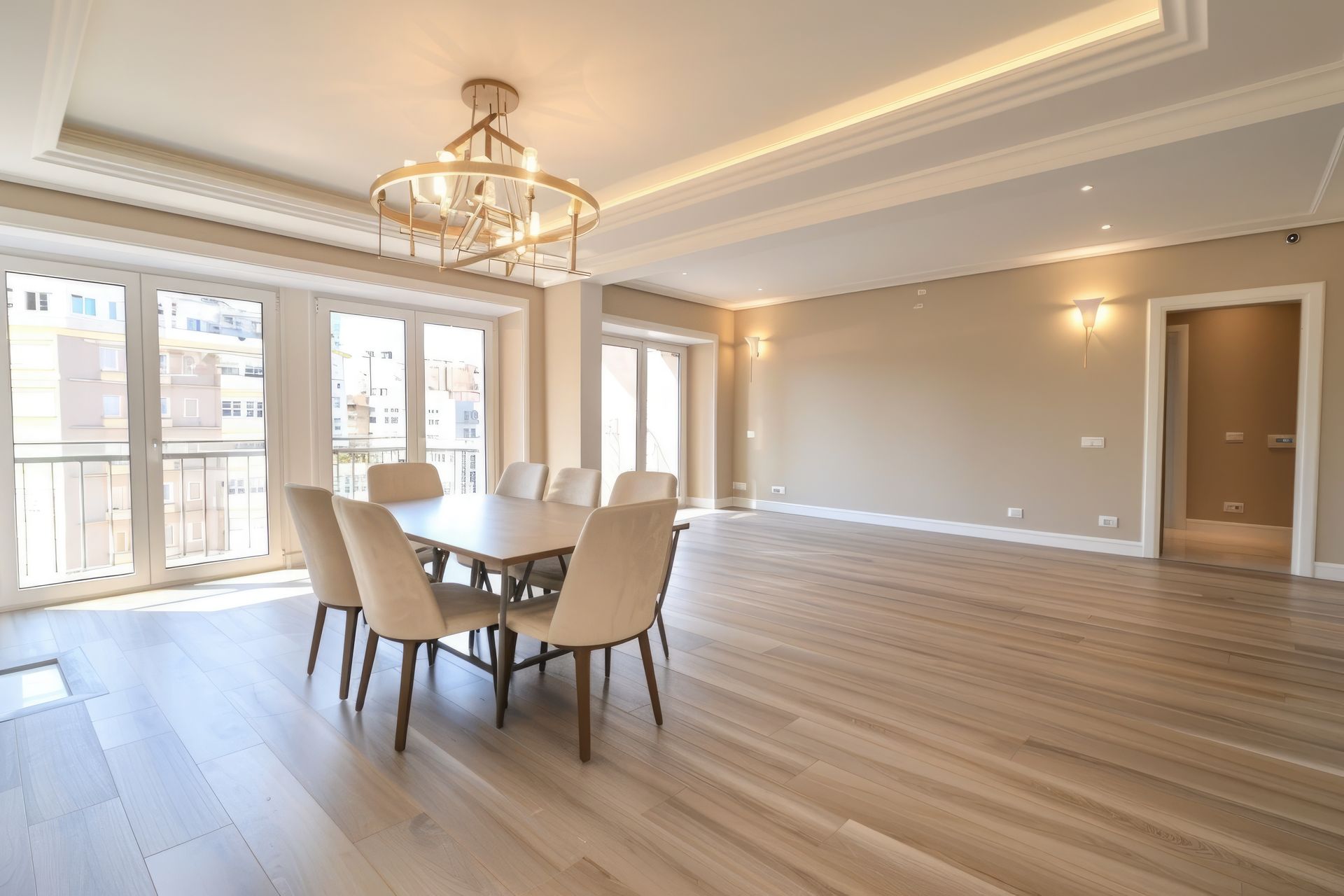 Cuisine moderne en construction avec appareils électroménagers en acier inoxydable, éléments en bois et grandes fenêtres.