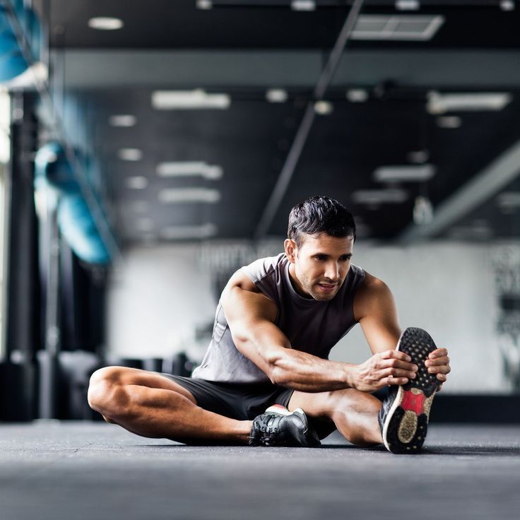 Hombre está realizando estiramiento corporal