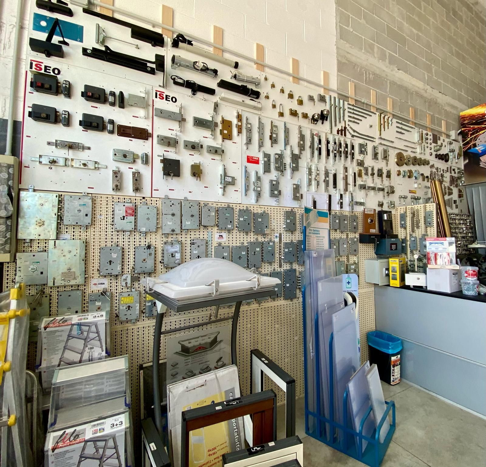 Un muro con un mucchio di oggetti sopra e un cartello che dice 