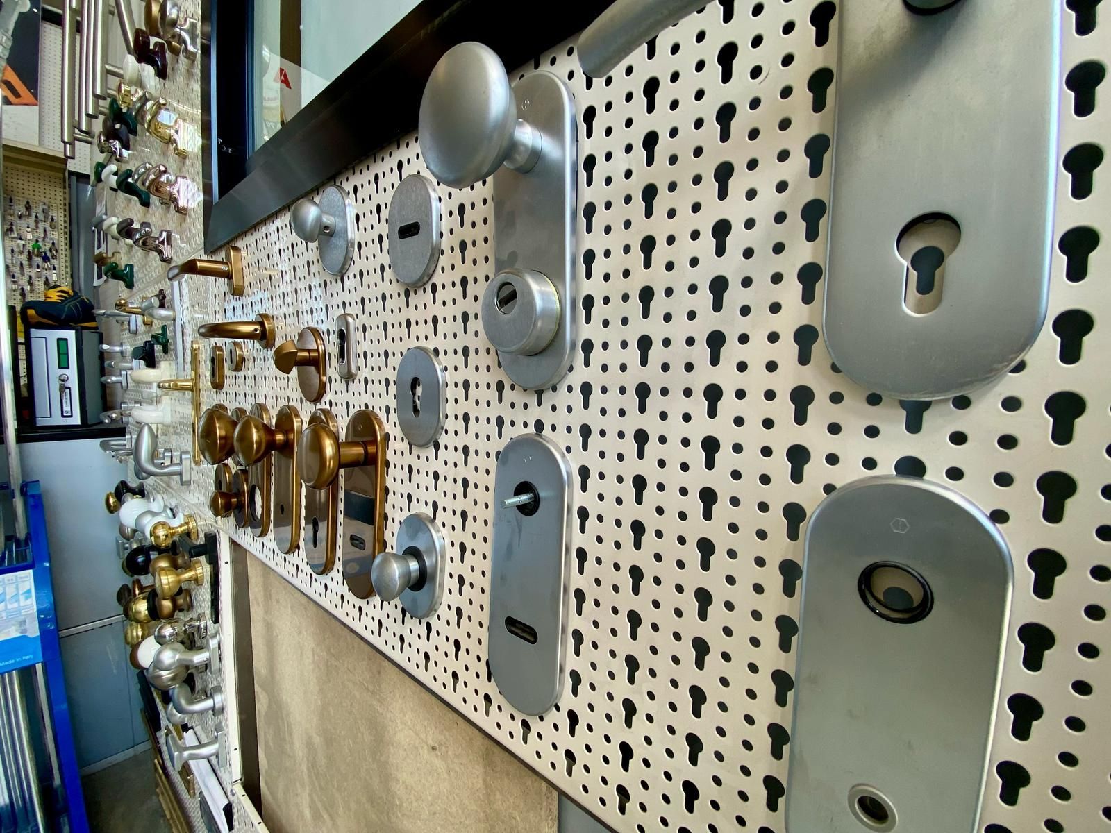 Un muro con un mucchio di maniglie delle porte sopra