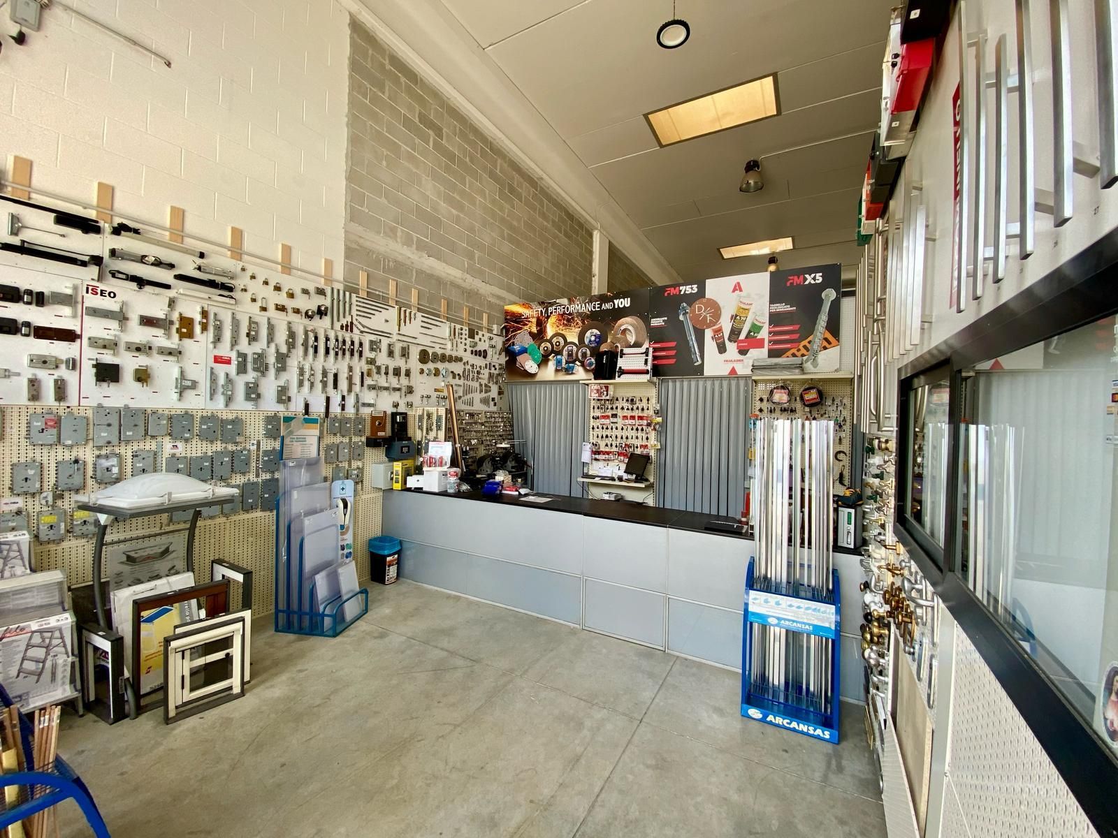 L'interno di un negozio di ferramenta con un cartello che dice 