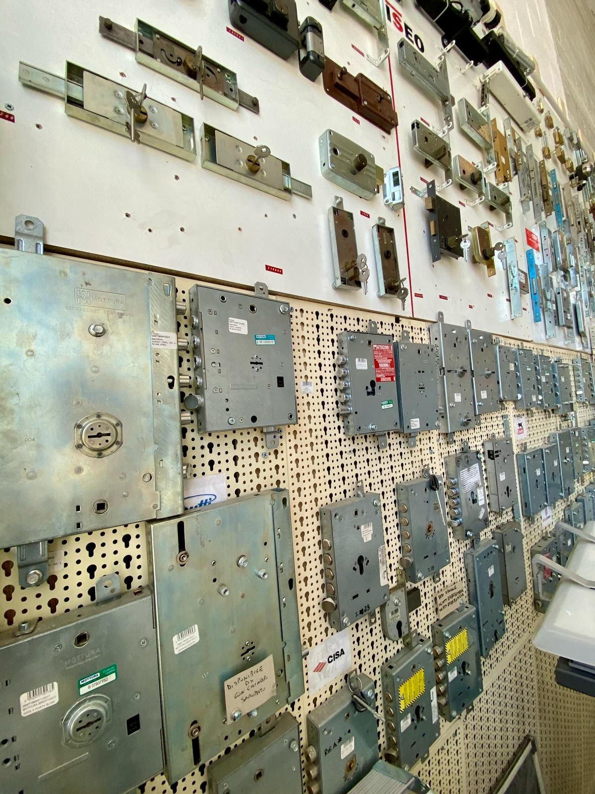 Un muro pieno di tanti tipi diversi di serrature