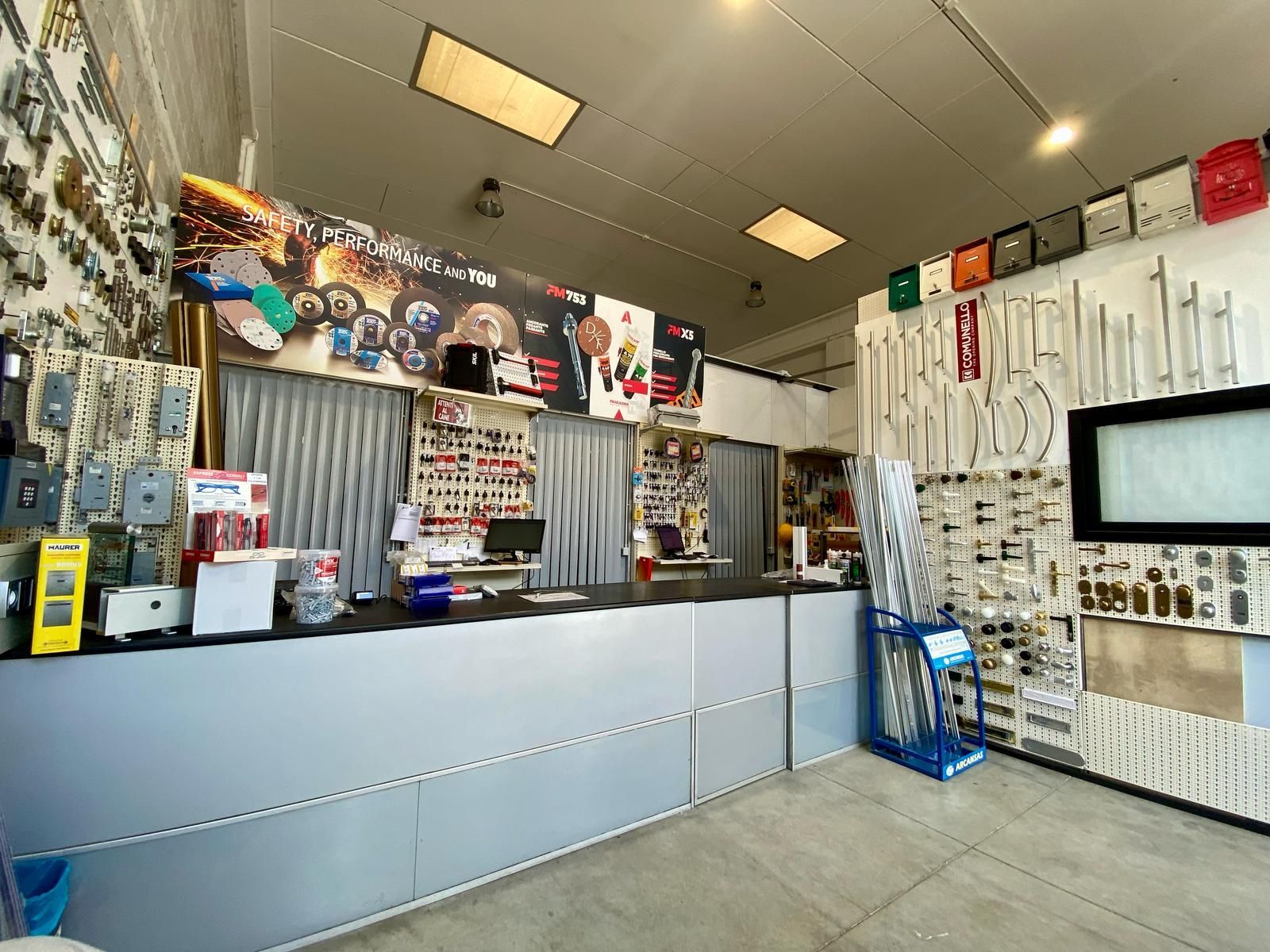 Un negozio con un sacco di chiavi sul muro