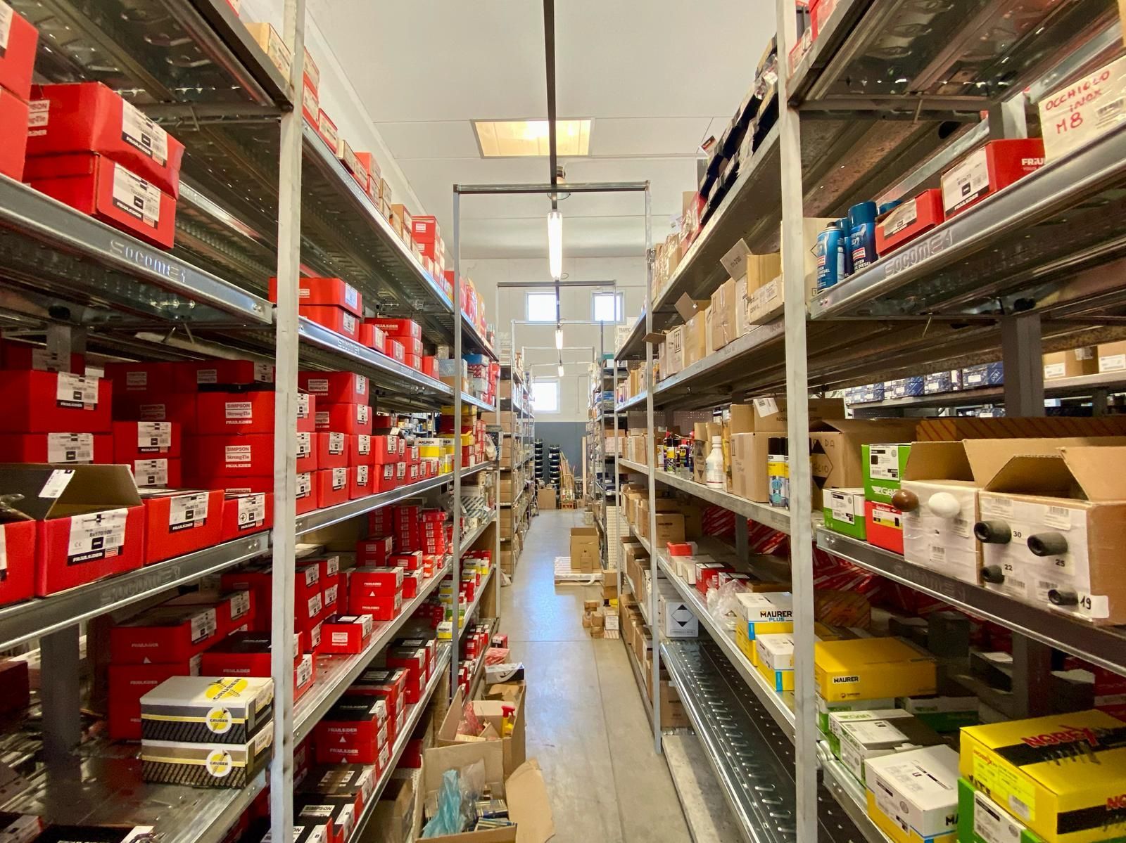 Un magazzino pieno di scatole, tra cui una con la scritta 