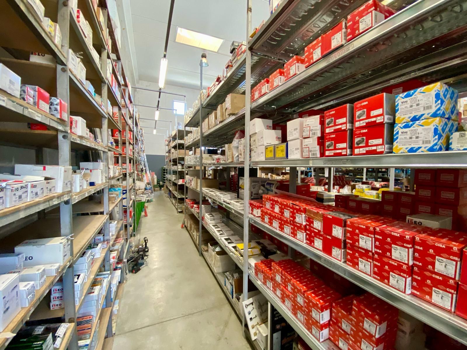 Un magazzino pieno di scatole rosse e bianche