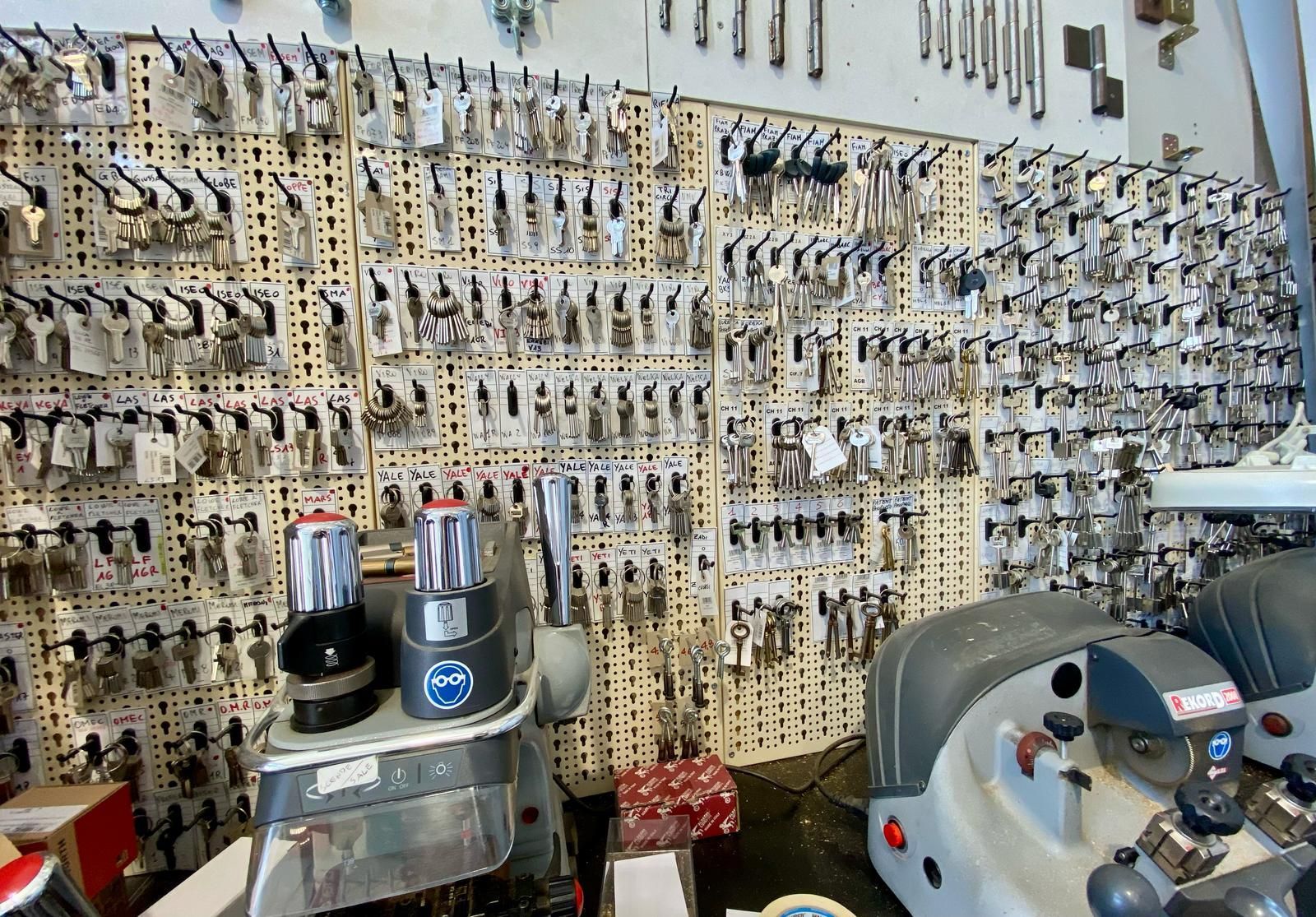 Un mazzo di chiavi è appeso a un muro in un negozio