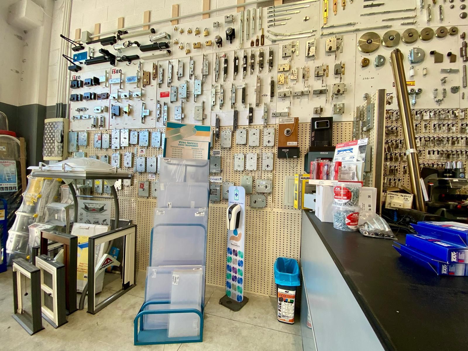 Un negozio pieno di ferramenta, comprese le chiavi