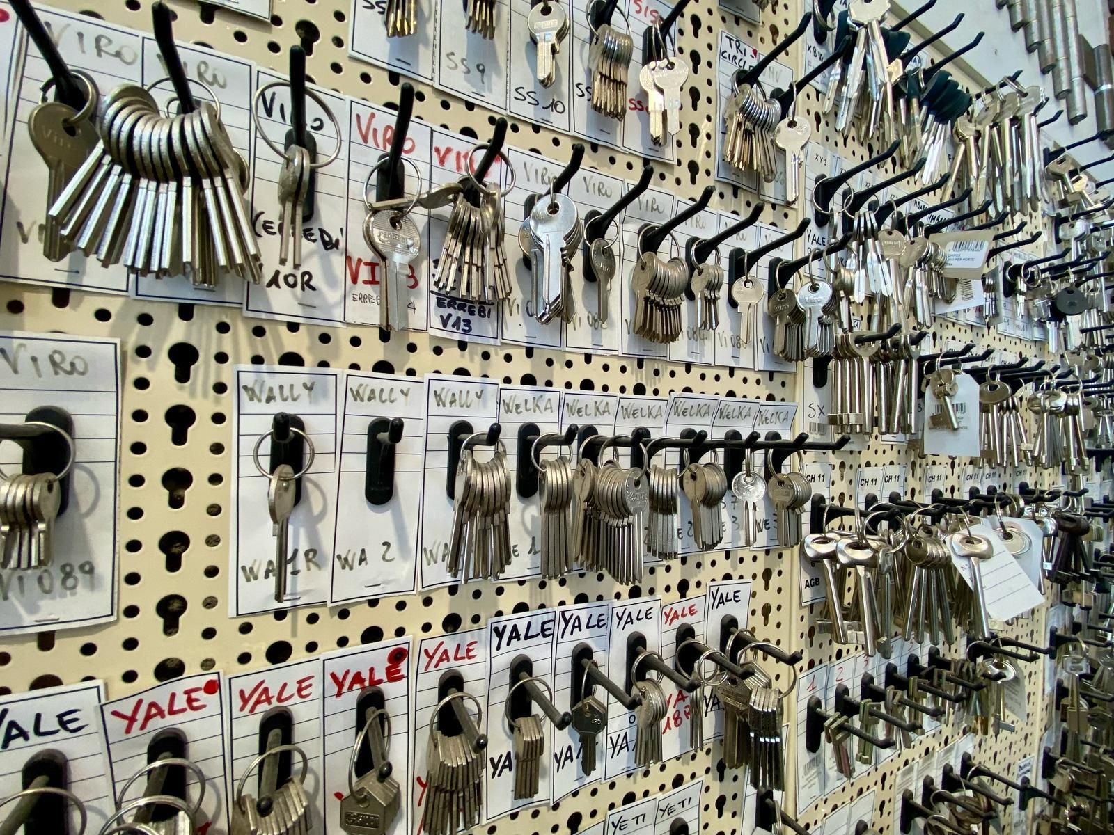 Un mazzo di chiavi appeso a un muro con la parola Yale sopra