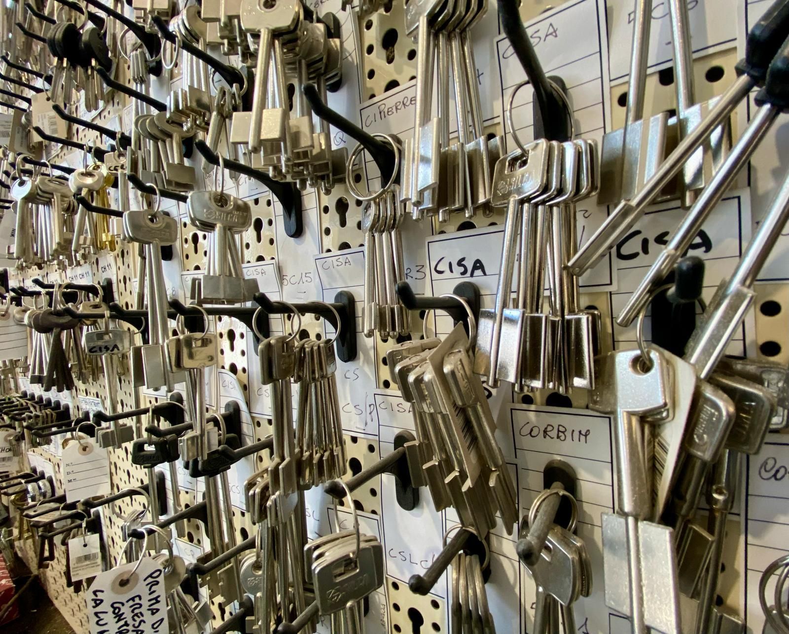 Un mazzo di chiavi appeso a un muro con la scritta cisa sopra