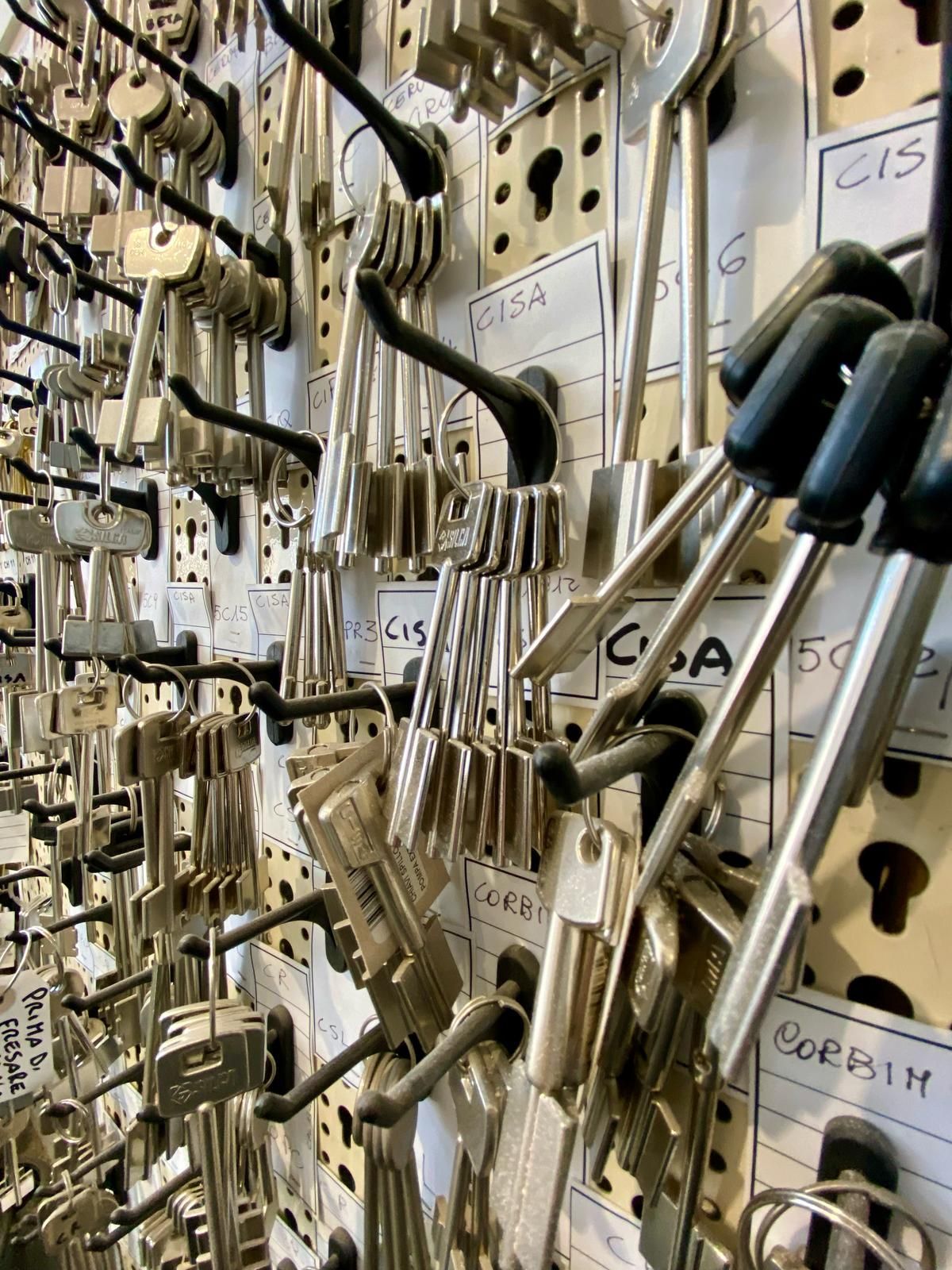 Un mazzo di chiavi è appeso a un muro e su uno di essi è stampata la lettera c