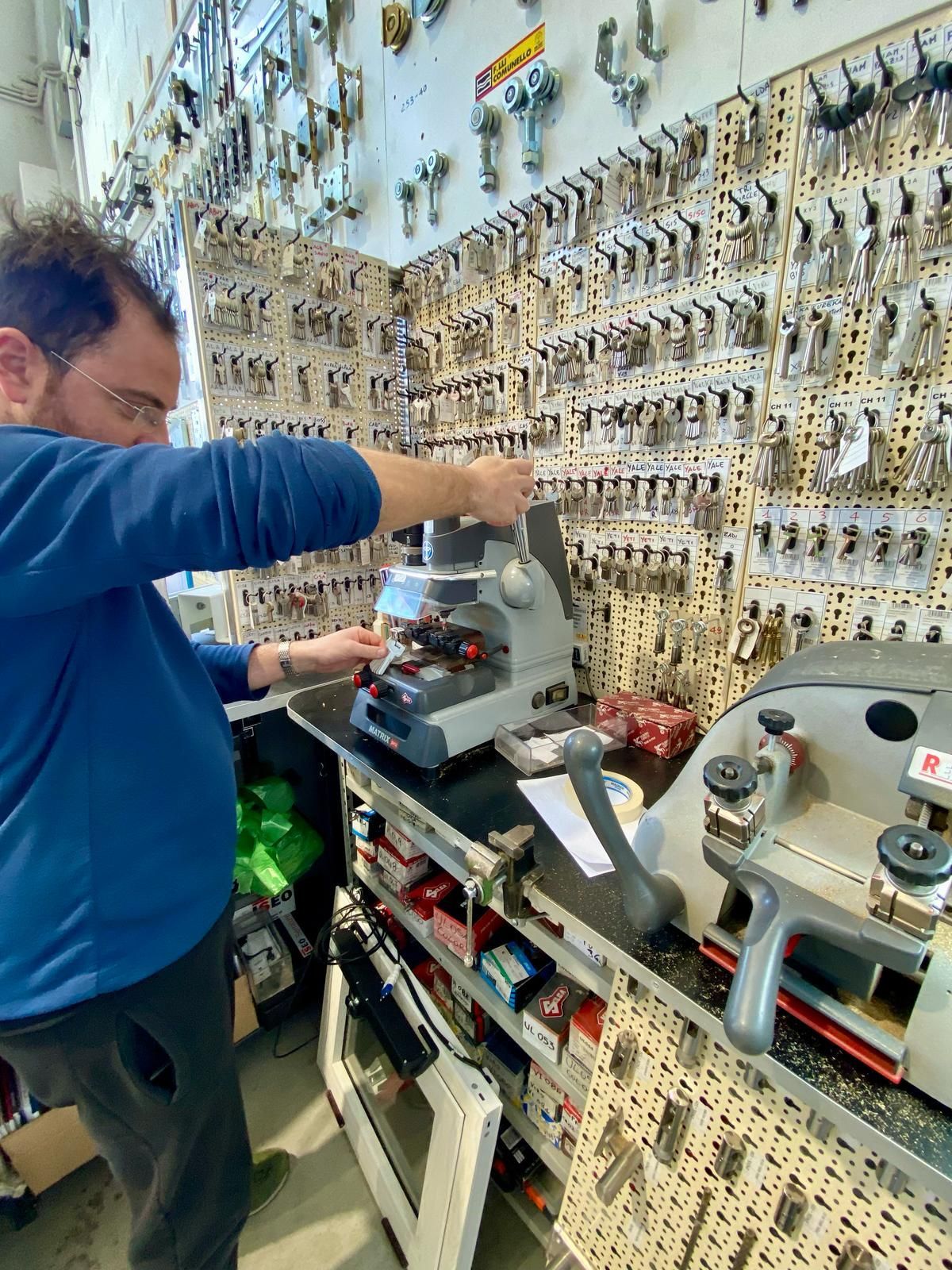 Un uomo sta lavorando su una macchina in un negozio di fabbro