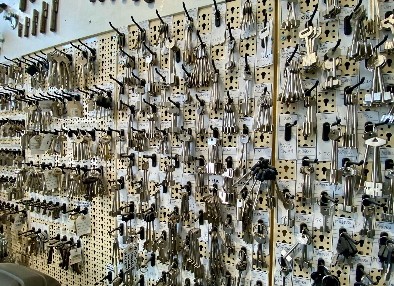 Un mazzo di chiavi è appeso a un muro
