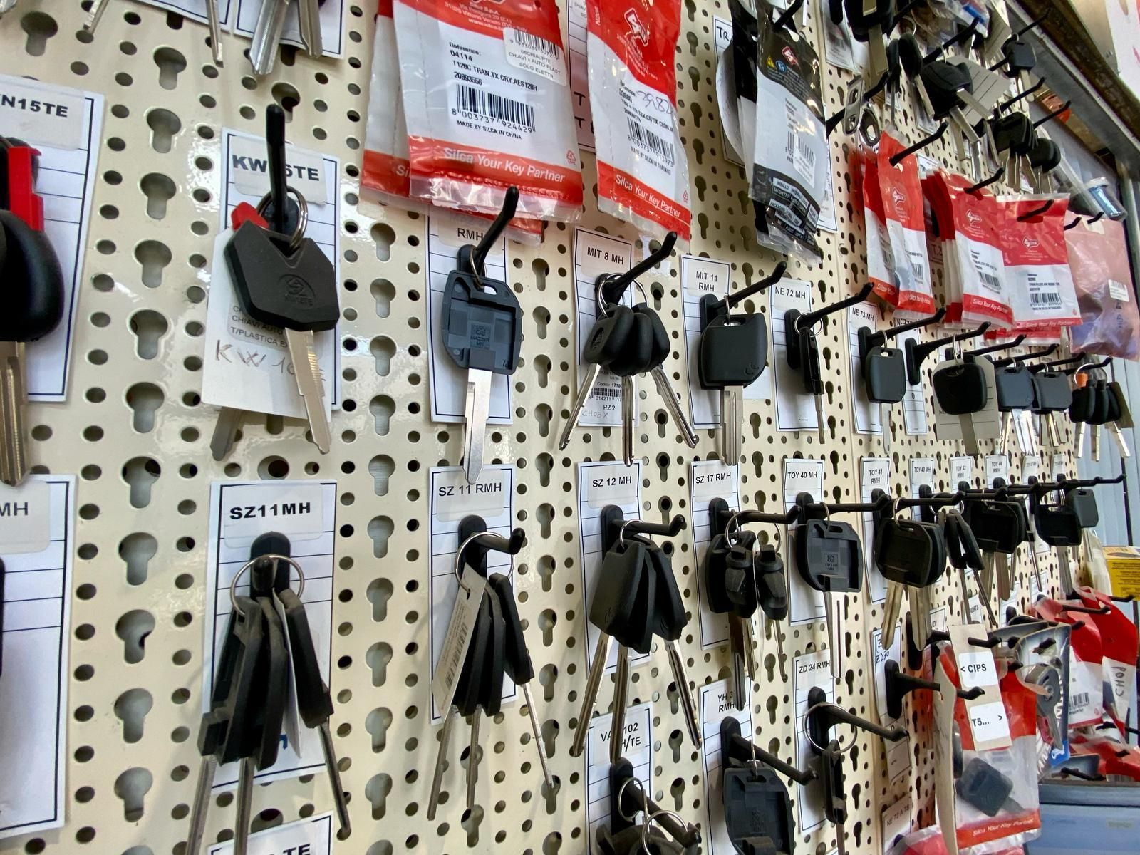 Un mazzo di chiavi è appeso a un muro in un negozio