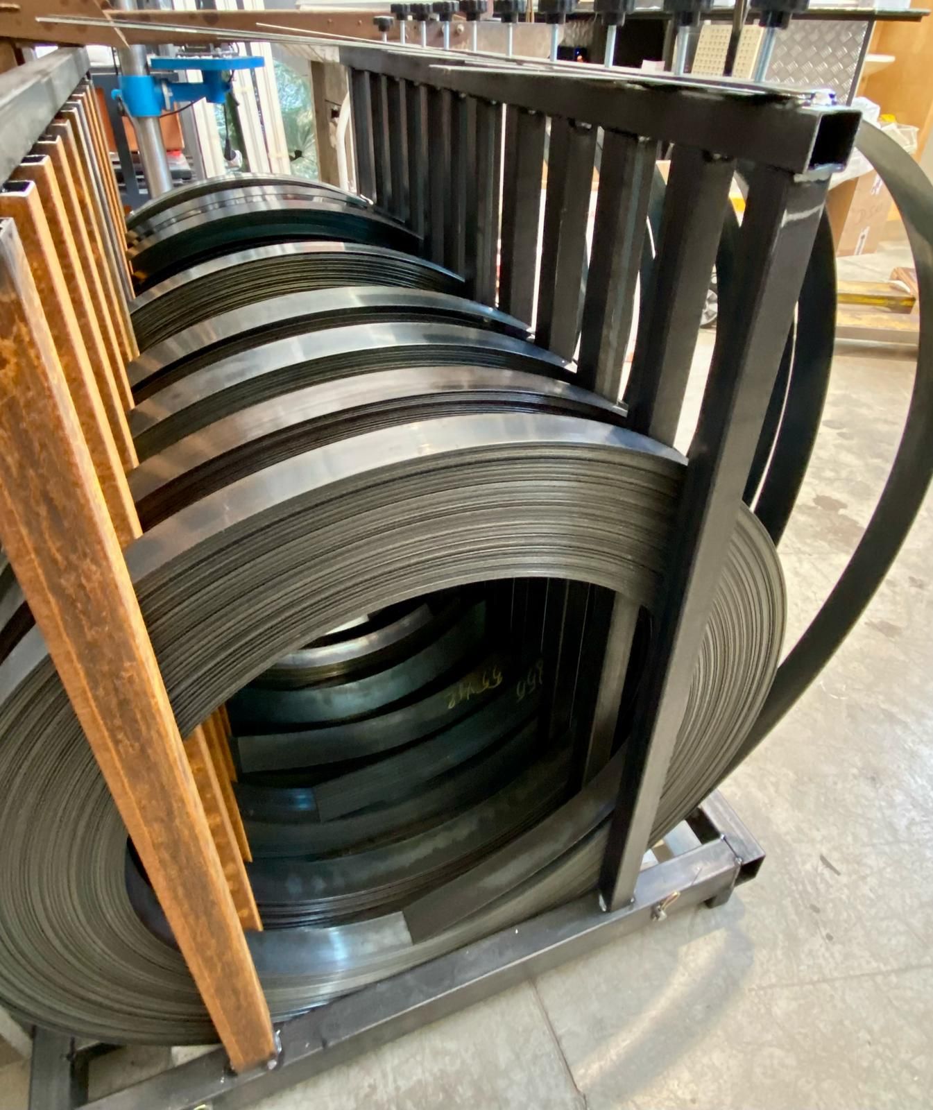 Un mucchio di rotoli di metallo sono impilati uno sopra l'altro