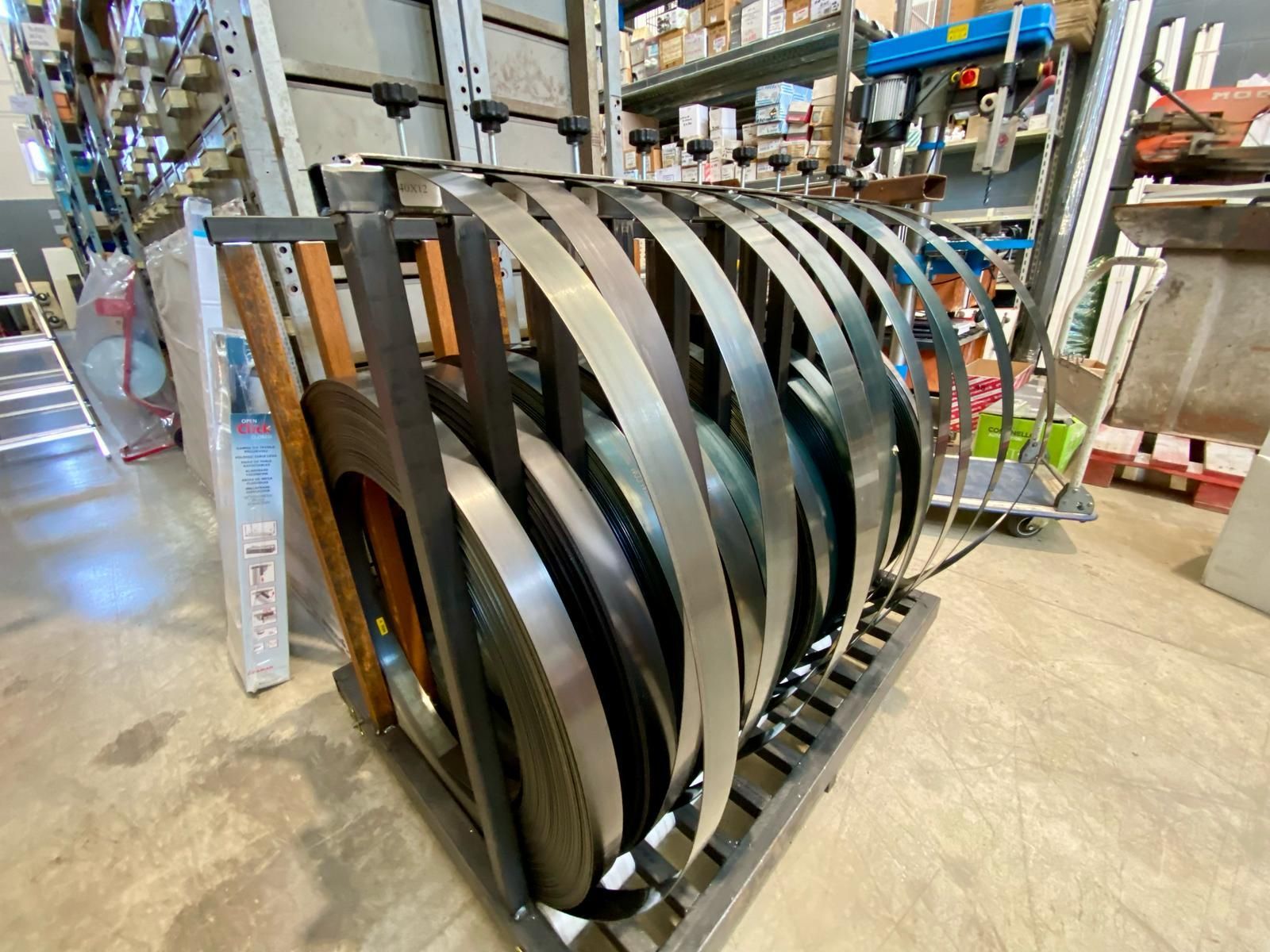 Un mucchio di rotoli di metallo sono impilati uno sopra l'altro