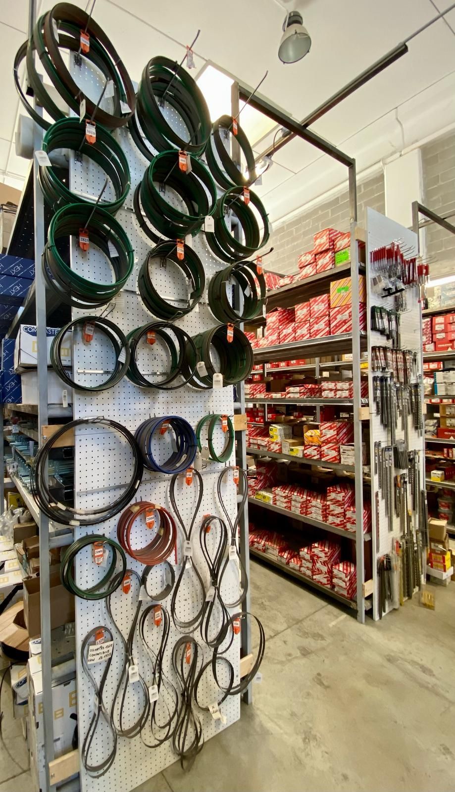 Un mucchio di cerchi è appeso a una parete in un negozio