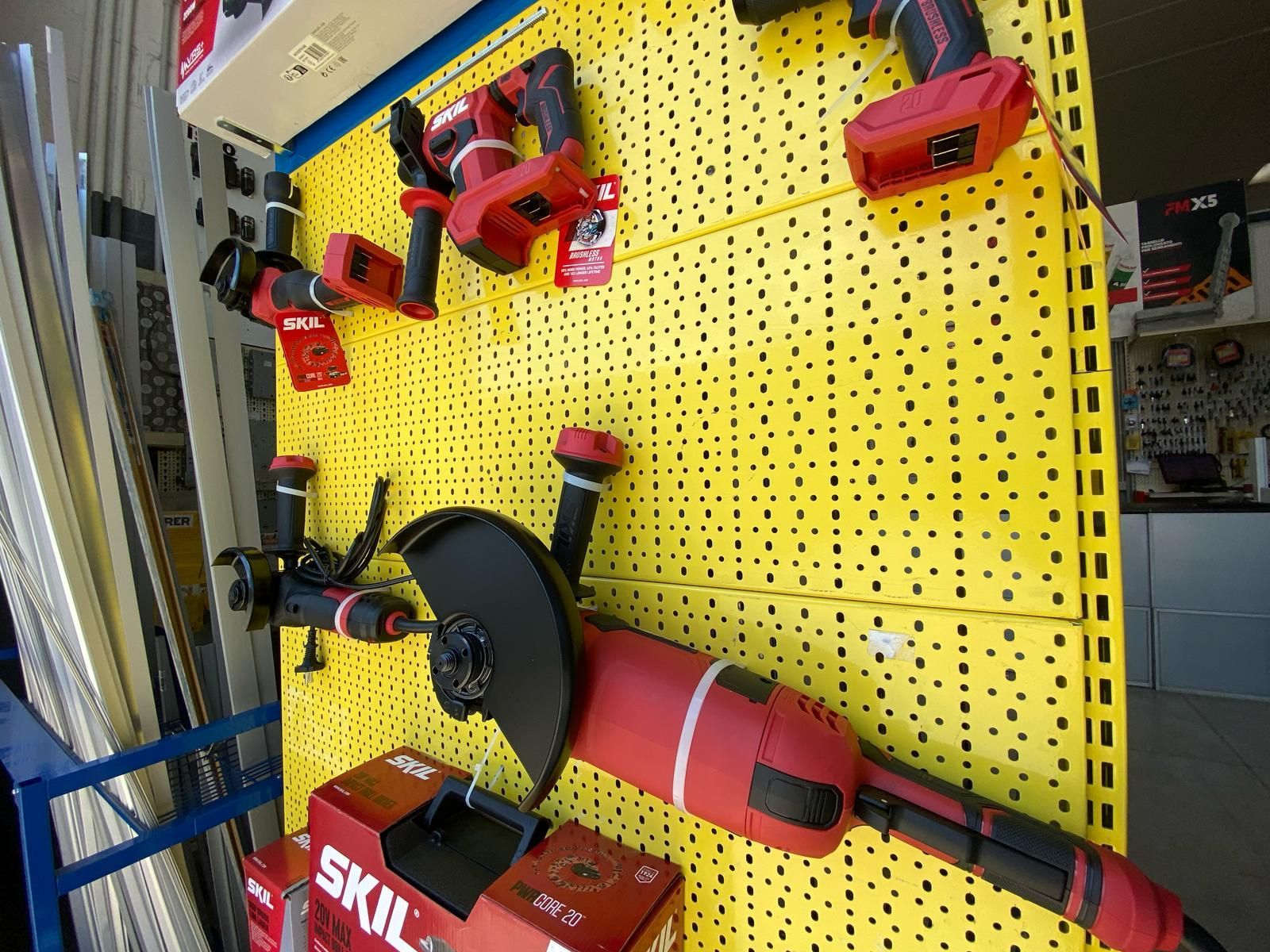 Una mostra di utensili tra cui una smerigliatrice angolare