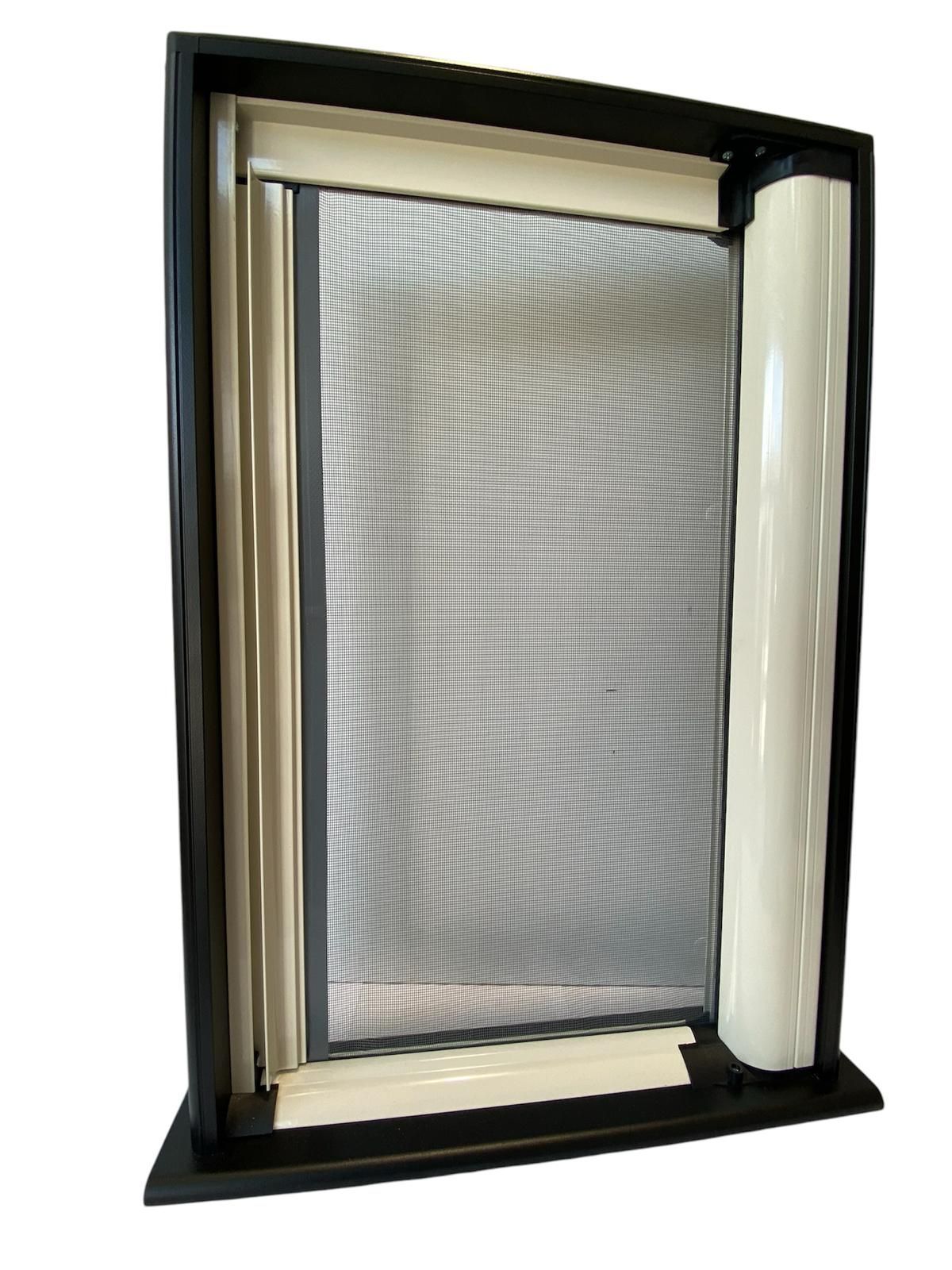 Un'immagine di una finestra con una zanzariera.