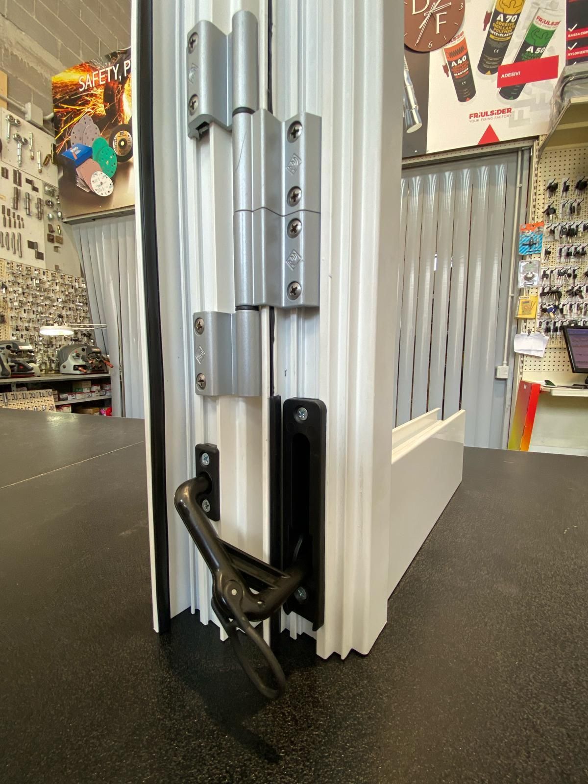 Un primo piano di una porta scorrevole in vetro in un negozio