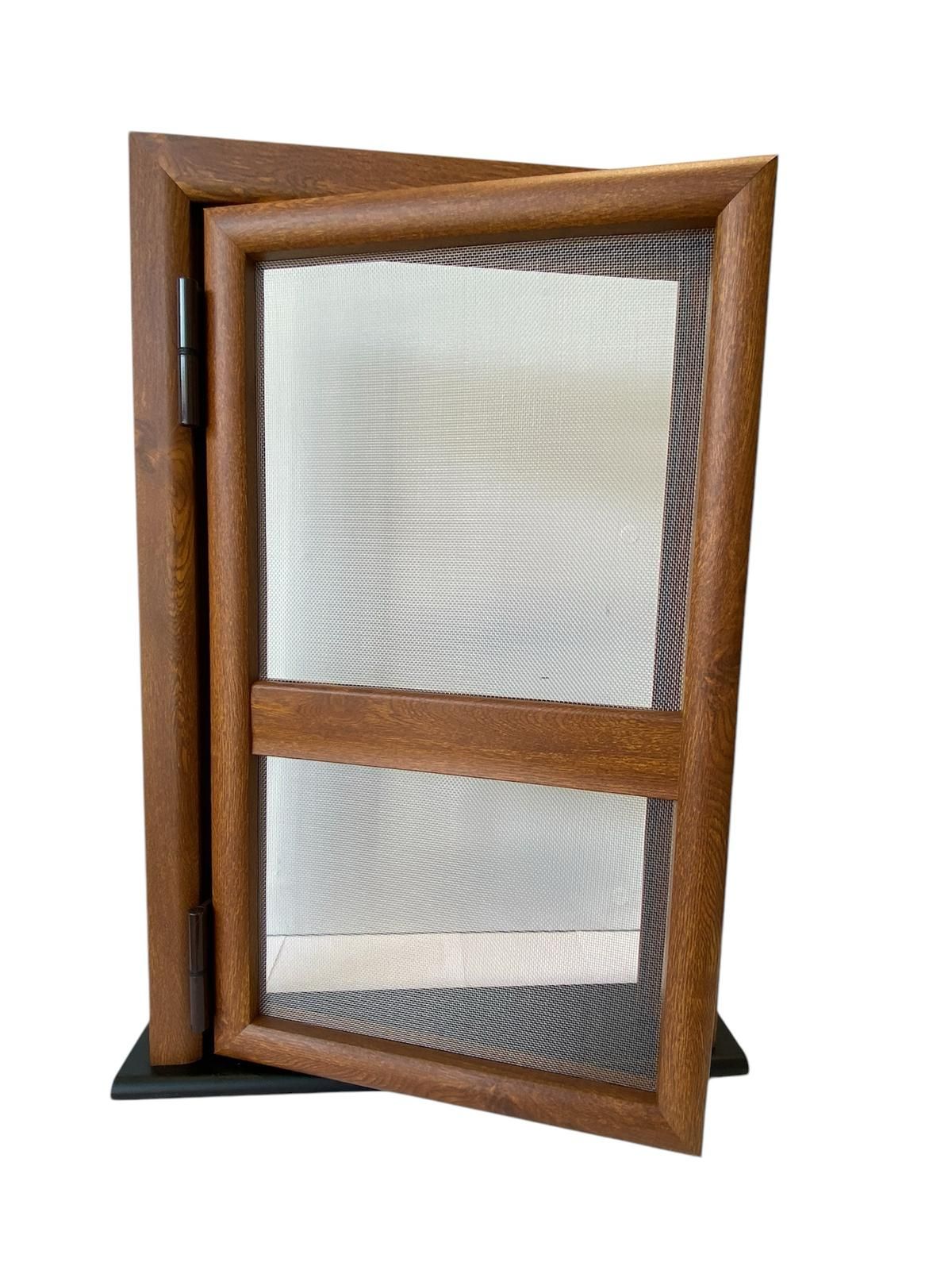 Una finestra di legno con una zanzariera