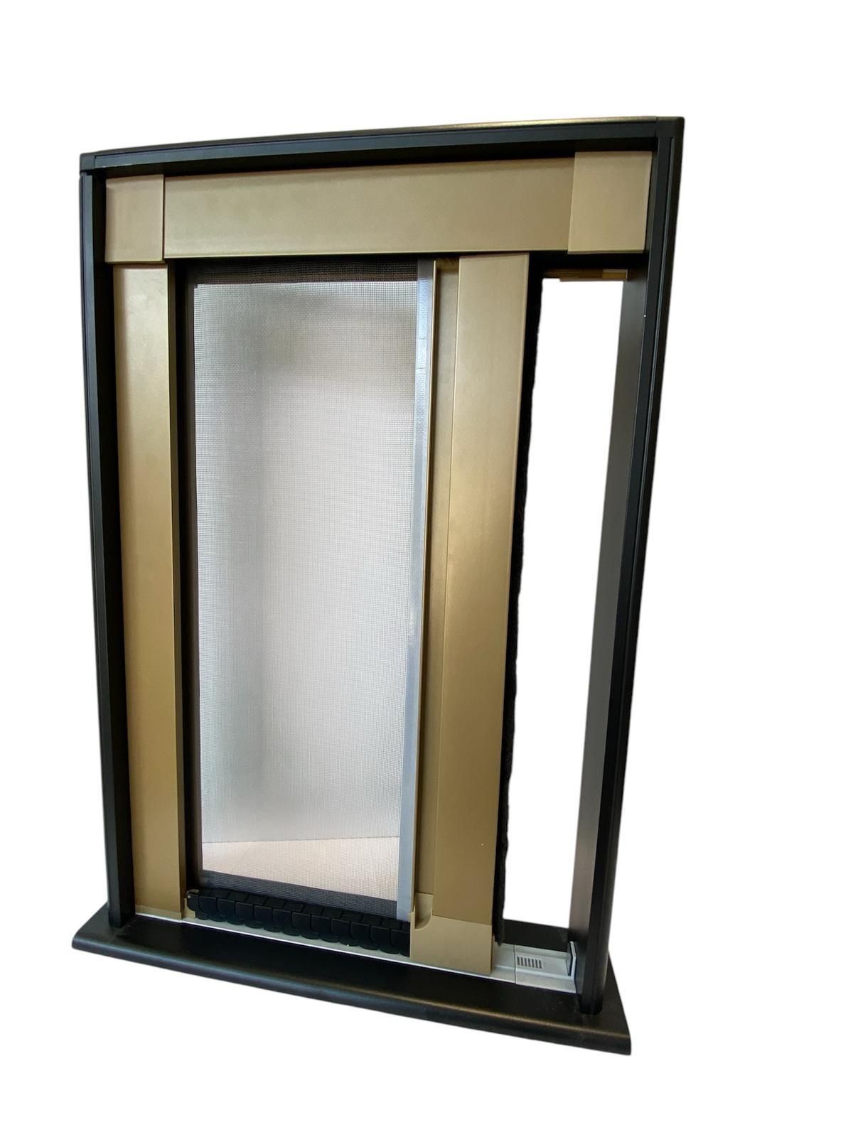 Una finestra scorrevole con cornice nera