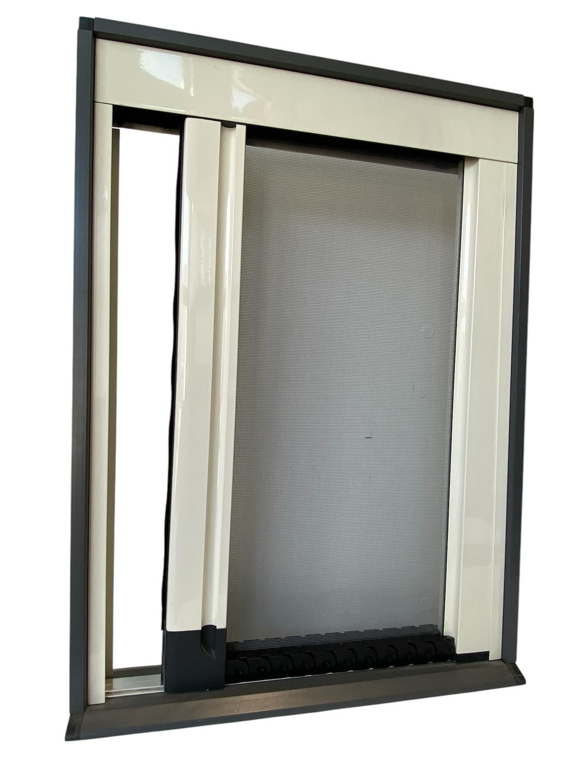 Primo piano di una porta scorrevole su una finestra.