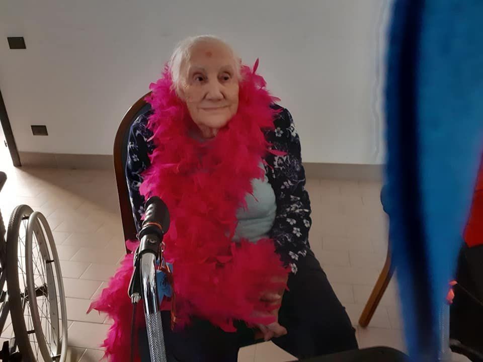 donna ospite del centro con accessori da carnevale