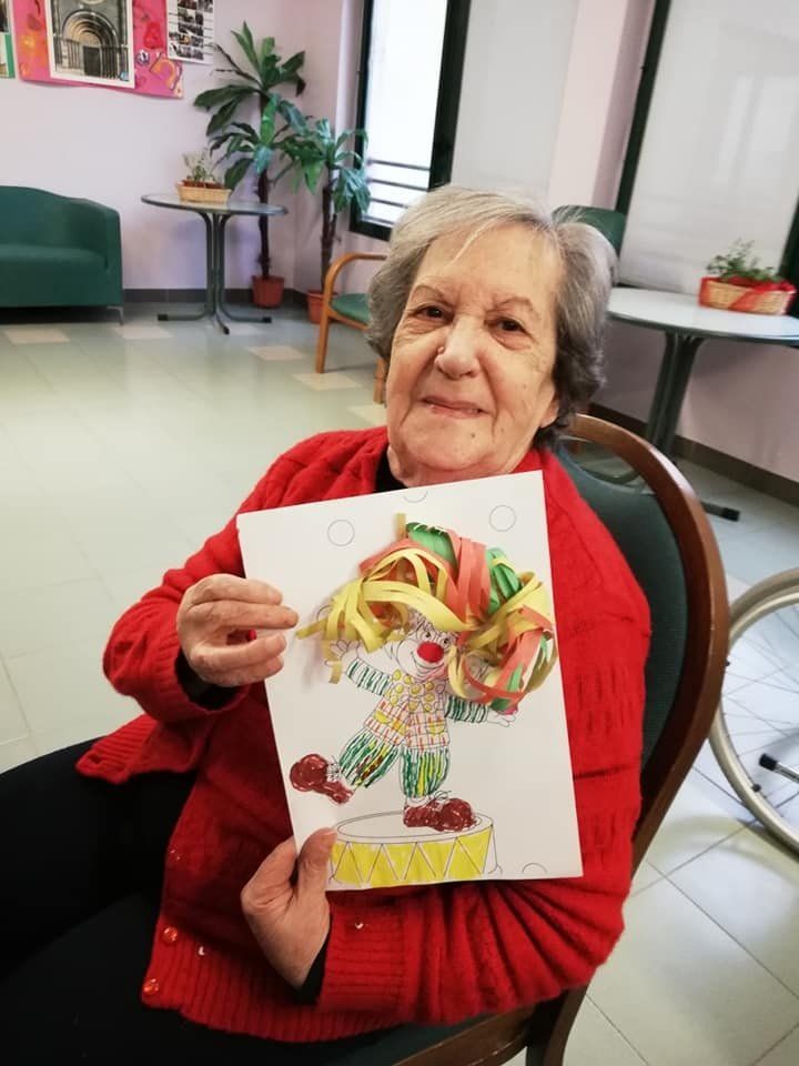 donna con disegno realizzato dalla propria nipotina