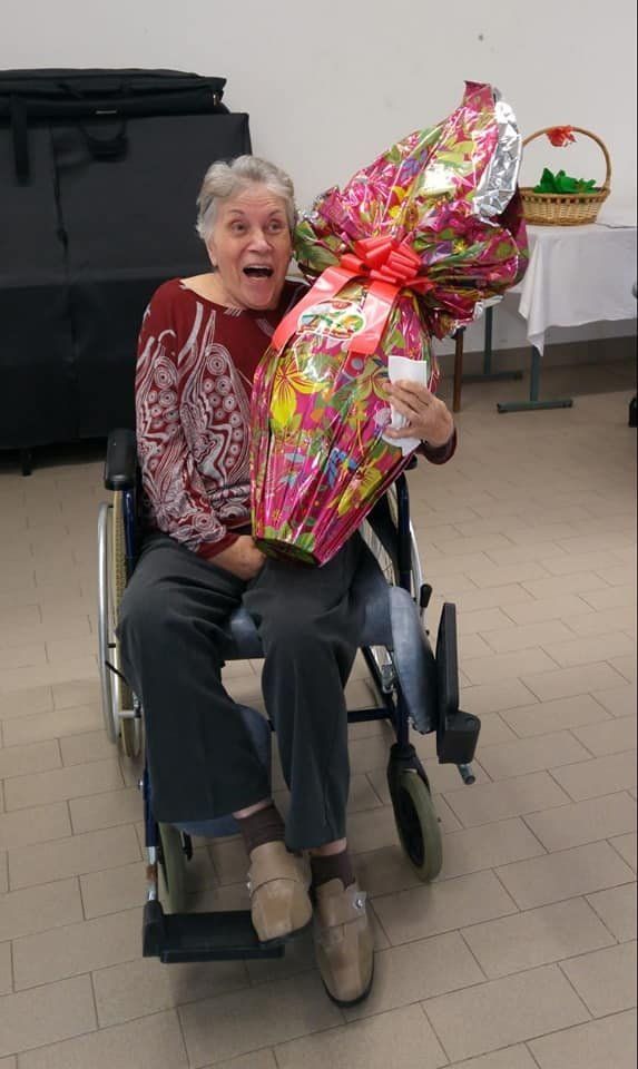 donna ospite del centro con uovo di pasqua gigante