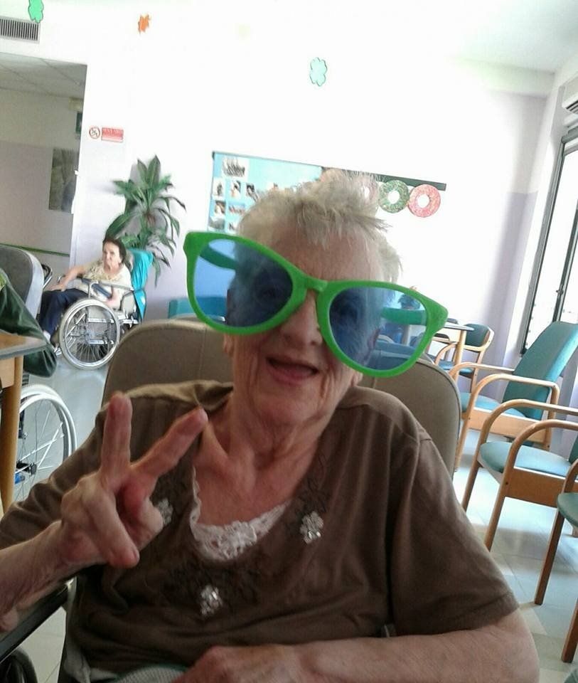 donna spiritosa con occhiali da sole giganti